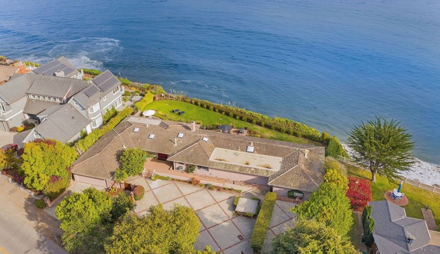 Relaxing Oceanfront Home near Beaches, Shopping, Dining, and Nightlife in Santa Cruz
