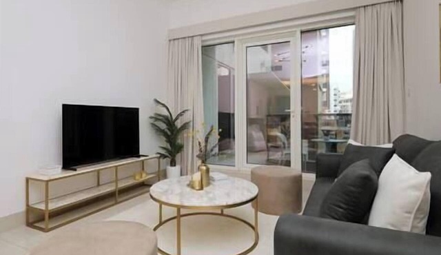 Renovated Apt W Pool Near Dubai Airport & Downtown