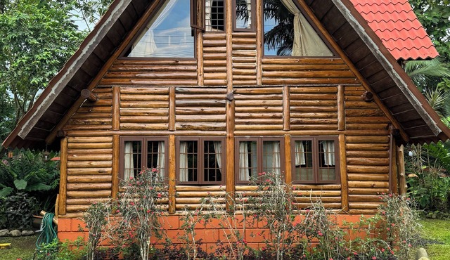 Rustic Chalet Cabin for 6 Private Pool-Gym Access