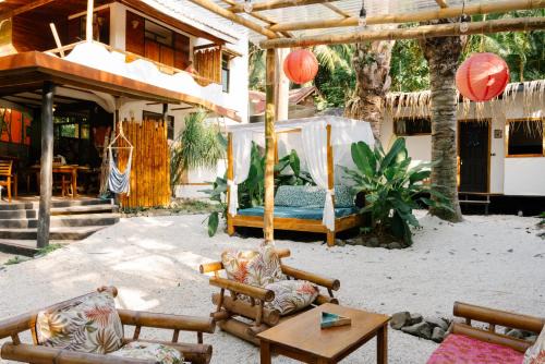 Salty Enthusiasts Share House & Villas