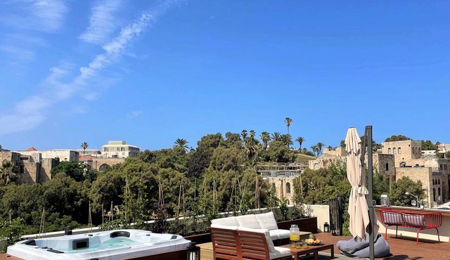 Seafront penthouse - terrace, AC, lift & parking