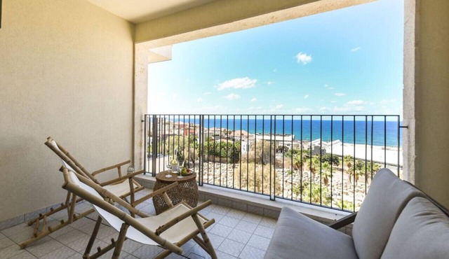 Serene Studio Apt w Balcony Overlooking the Sea