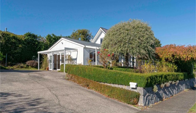 Serenity Cottage - Taupo Holiday Home in Taupo