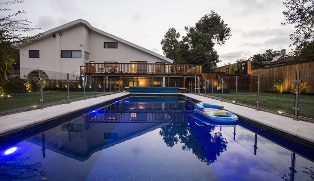 Shared property close to most cities up to 10 adults comfy pool sauna Hottub.