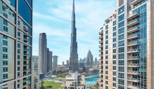 Skyline Serenity Holiday Home I Luxe 4 bedroom Apartment I Burj Khalifa & Fountain Views I Free Gym, Pool, Parking, Wi-Fi and PS5