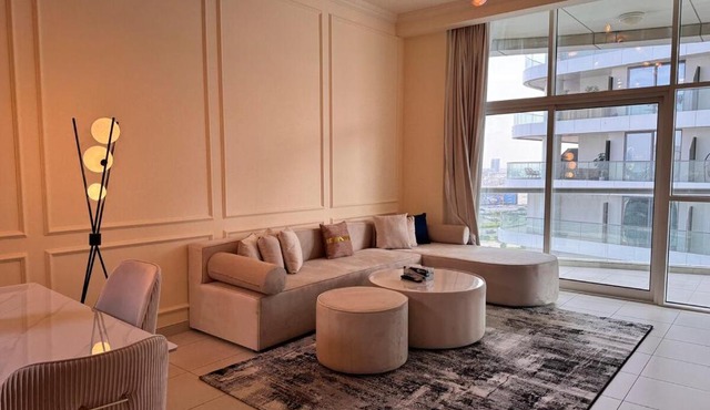 Skylux Bright 1BR with Canal Views & Extra Bed