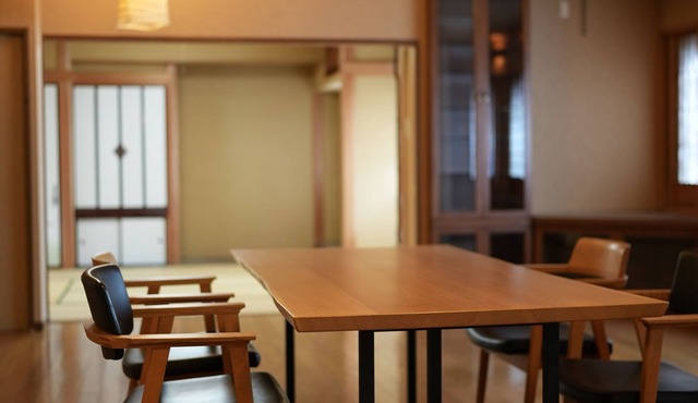 Sleeps 7 | Walking Distance to PayPay Dome | Top-Floor 80s Owner’s House in 福岡市中央区荒戸３丁目４