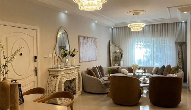 Sleeps 8 people! Apartment 5 minutes to Abdoun w balcony a in Dair Ghbar!