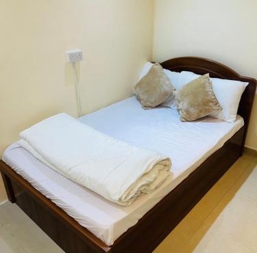 Small Room shared bath with beach access for single person or short stay couplesغرفة صغيرة مع حمام مشترك مع إمكانية الوصول إلى الشاطئ لشخص واحد أو للأزواج الذين يقيمون لفترة قصيرة
