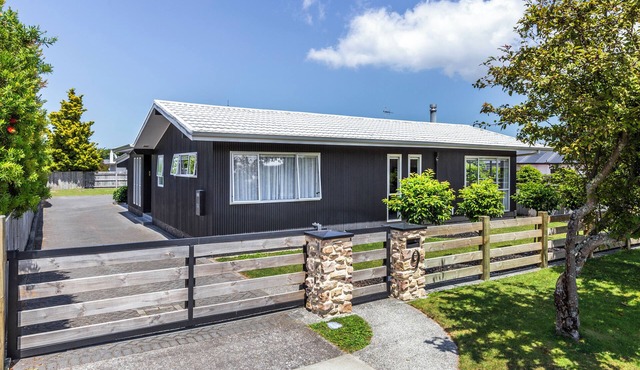 Spa & Play @ Rainbow Point. Bikes, Kayaks & a walk to the beach, bar & shops in Taupo