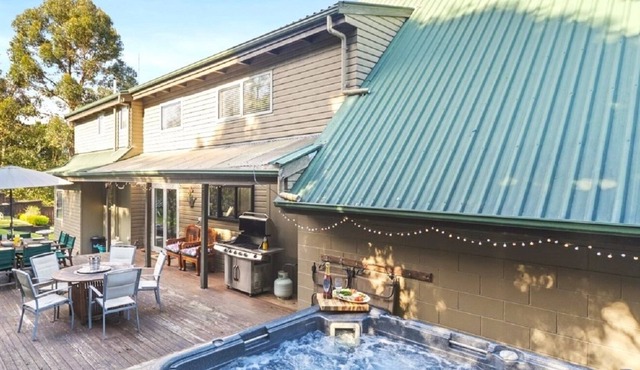 Spa Pool, Trampoline, Table-tennis, Swing set, BBQ, Fairy garden in Richmond Heights