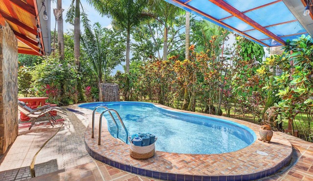 Spacious 4-bedroom house with private pool and AC