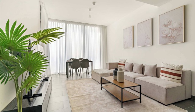 Spacious 2BR in The Crest with pool and gym