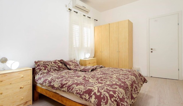 Spacious 3-bedroom apartment with AC, WiFi in charming Giv'atayim