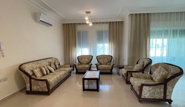 Spacious 3-Bedroom Family Living - Walking distance to Restaurants , cafe & shop