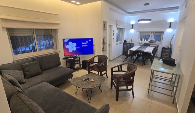 Spacious 3-bedroom house in enchanting Jerusalem with WiFi, AC