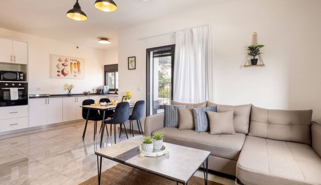 Spacious 3BR Apartment Near Baháʼí Gardens - Haifa
