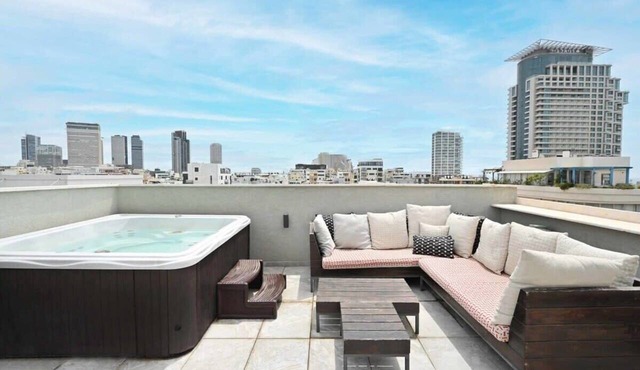 Spacious 4 BR Penthouse with Sea View by HolyGuest