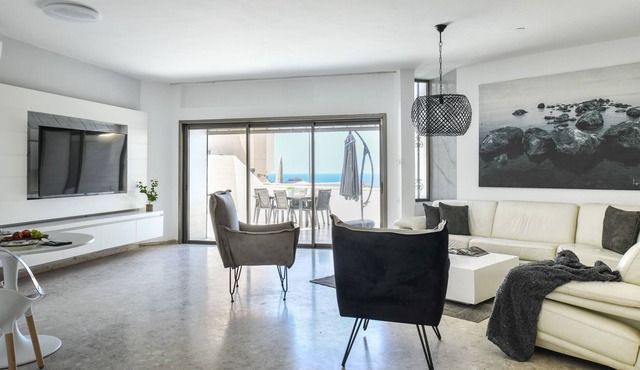 Spacious 4BR Apt w Balcony & Sea View 5min from the Beach