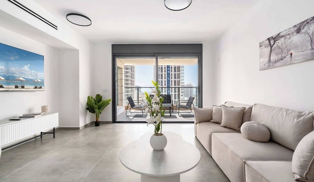 Spacious 4BR w Balcony & Mamad l Bldg Renovation