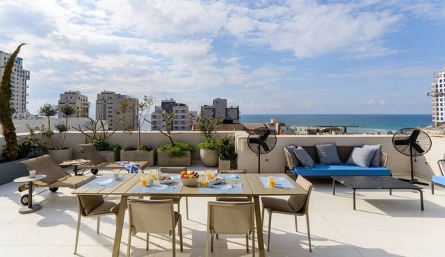 Spacious 5BR Penthouse Sea views by Holyguest