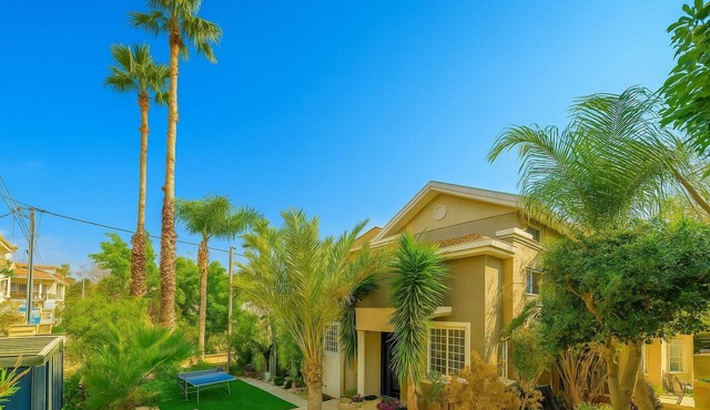 Spacious 6-bedroom villa with jacuzzi & heated pool in Rishon LeZion
