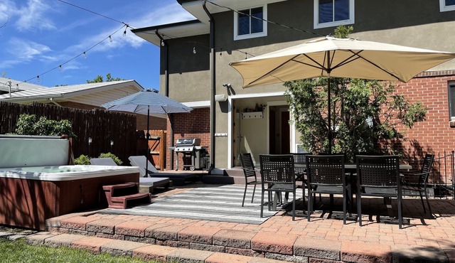 Spacious and comfortable 5 bed, hot tub, home theater, fireplaces in Boulder