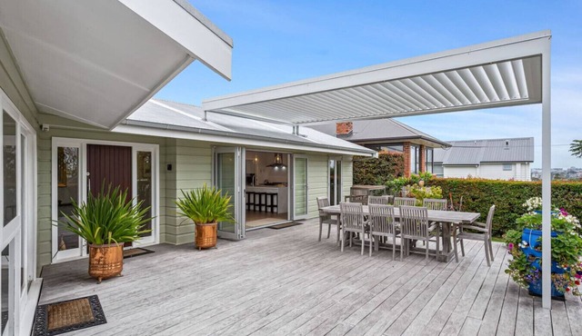 Spacious family home in Meadowbank| by Furnished Rentals in Auckland
