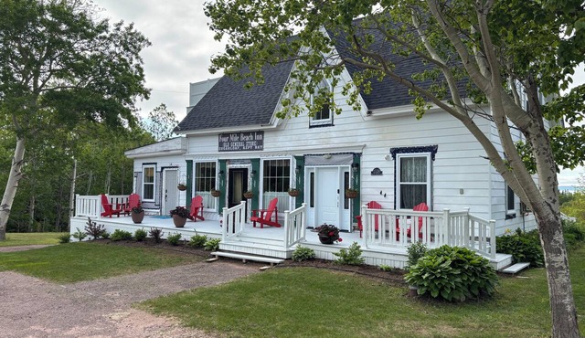Spacious Family Room · Private Deck · Historic 1880s Inn · Aspy Bay, in Dingwall
