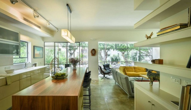 Spacious & Green 3BR Apt w Balcony in City Center