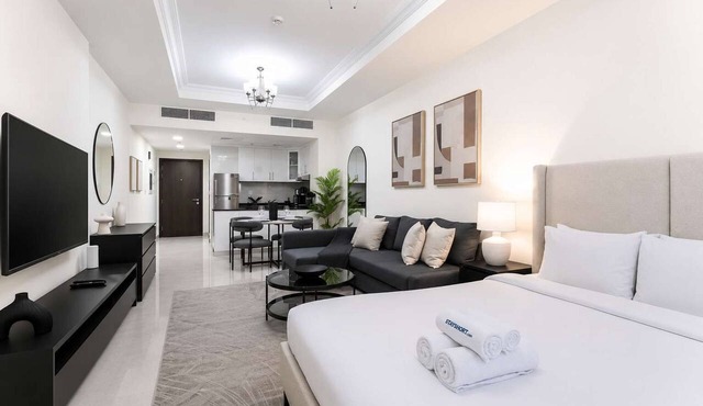 Spacious Studio Apartment with Balcony that Sleeps 4