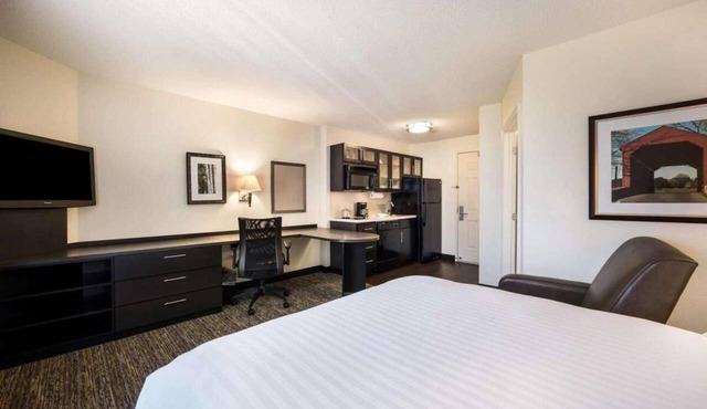Spacious Unit with Full Kitchen, Free Airport Shuttle! Near Ruby Park! in Schiller Park