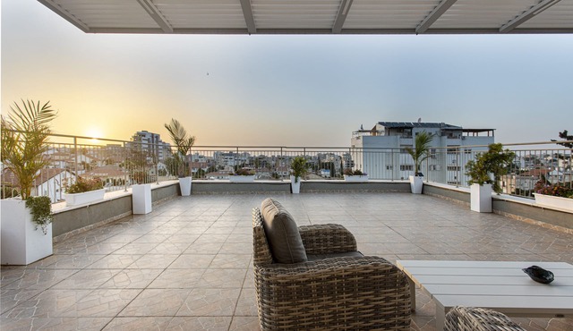 Spectacular Penthouse with Huge Front & Rear Rooftops.