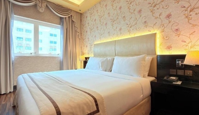 Standard King Or Twin Room Near Corniche AlQawasim