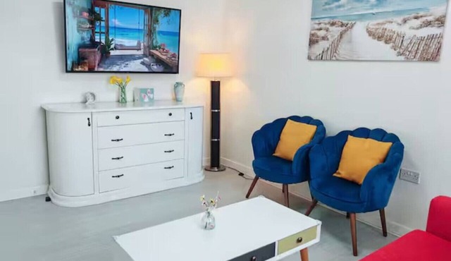 Step-free retreat by the sea with garden & parking in Castell-nedd Port Talbot