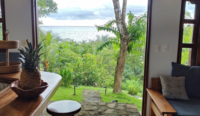 Steps to the beach, Beautiful Beachfront Cottage 3 bedrooms and 3 bath