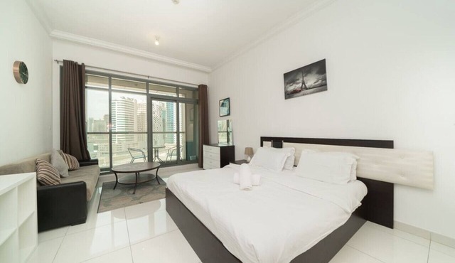 StoneTree - Executive Bay Studio - Elegant Apartment