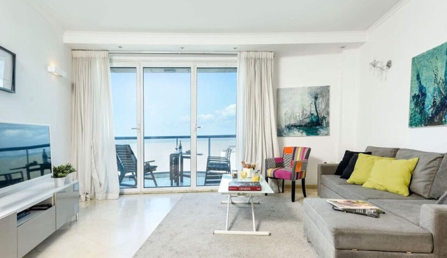 Stunning 1BR Apt w Panoramic Sea Views Near Beach
