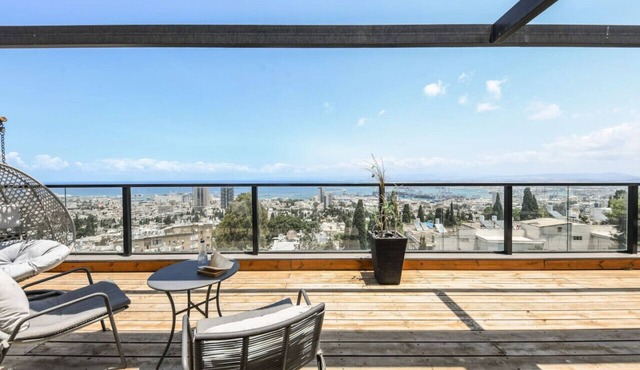 Stunning 2BR Apartment with Ocean View in the City