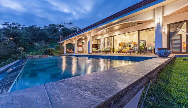 Stunning 3-BR house & casita, sleeps 7. Pool, BBQ, ocean views. Design your stay