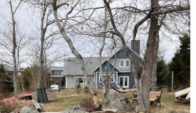 Stunning Lakefront Studio 25 mins to scenic Peggy's Cove and downtown Halifax. in Hatchet Lake