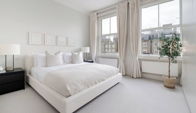 Stunning single-level Knightsbridge - Cadogan Square flat w/lift & garden access in London
