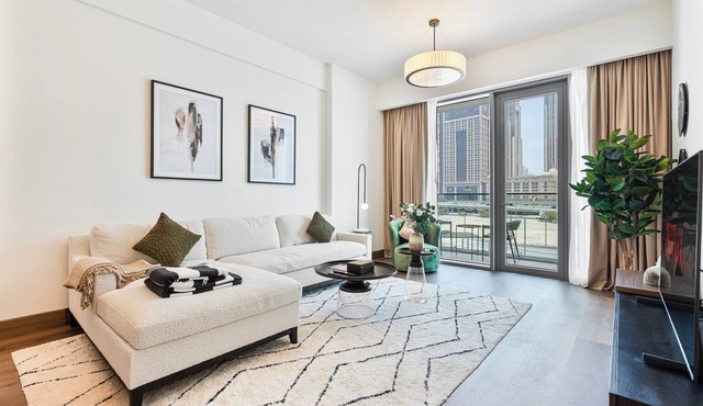 Stylish 1 BR in Canal Front w/Pool and Gym Access