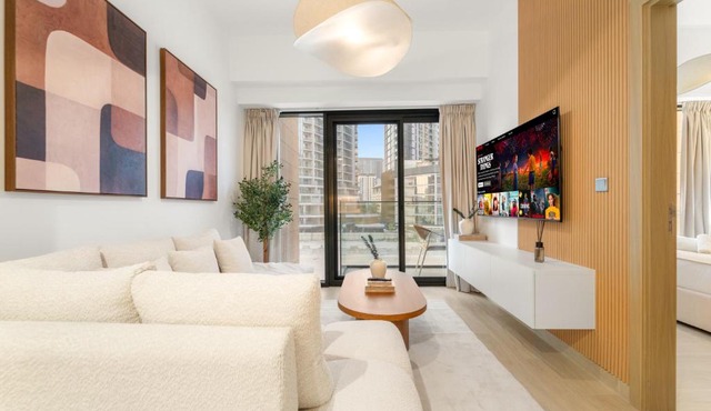 Stylish 1BR with Netflix Pool & Gym Access