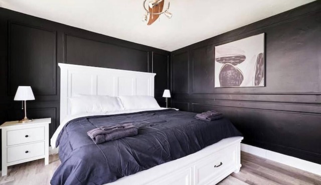 Stylish 2 BRM Executive Suite on the Water with exquisite views in Windsor