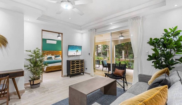 Stylish Ground floor Condo walking to Town