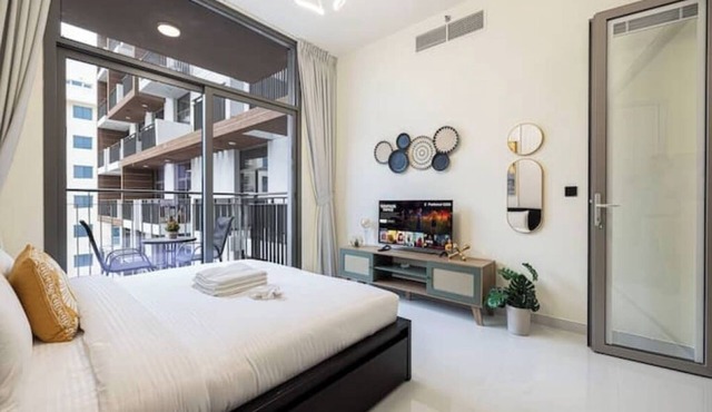Stylish pool view 1BR in Barsha South sleeps 5