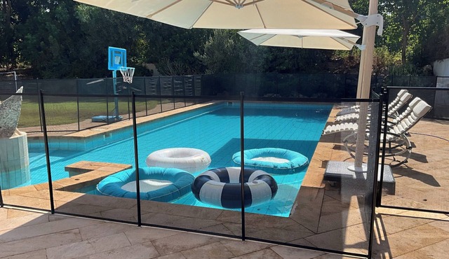 summer breeze family friendly villa with fenced pool, minutes to the beach!