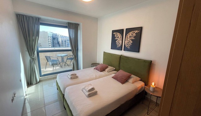 Sunny 1-BR Terrace & Lift 1-min to Shuk