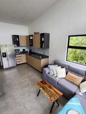 Sunny 2-bed condo - fast WIFI